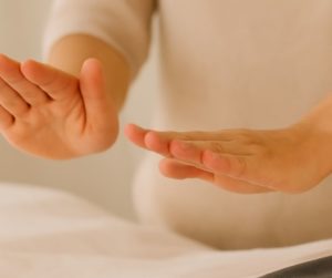 mains magnetiseur position des mains pendant une séance de magnétisme